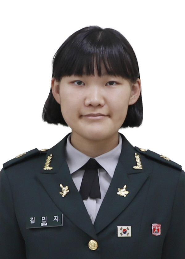 부친 김남현 중령과 언니 김민성 하사 뒤를 이어 27일 부사관 임관, 삼부녀 군인가족이 된 김민지 신임 하사.육군 제공