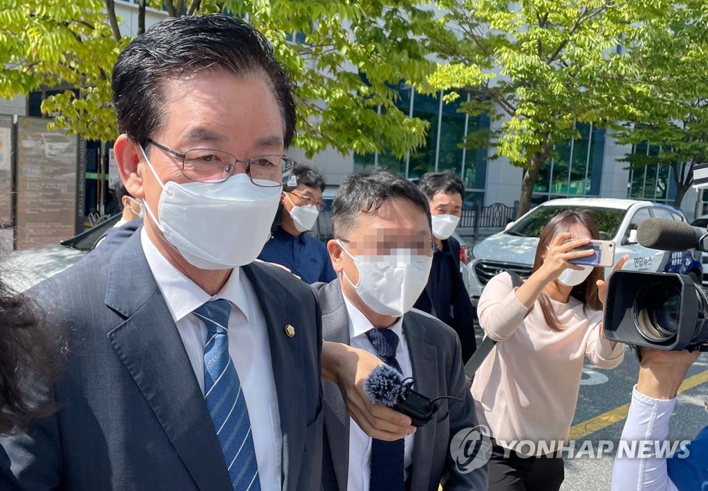 (청주=연합뉴스) 4·15 총선 때 회계 부정 등을 저지른 혐의로 당선무효형을 선고받은 더불어민주당 정정순(청주 상당) 국회의원이 법원을 빠져나가고 있다. 2021.8.20