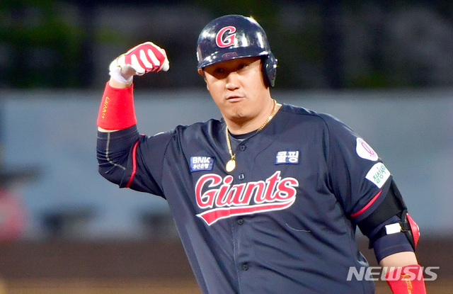 [광주=뉴시스]13일 오후 광주 북구 광주-기아챔피언스필드에서 열린 2021프로야구 KIA 타이거즈 대 롯데 자이언츠의 경기, 3회초 무사에서 롯데 4번타자 이대호가 2루타를 친 뒤 세리머니 하고 있다. 2021.04.13.