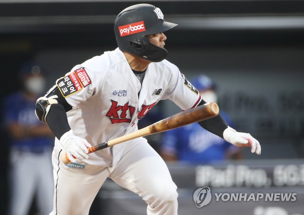 (수원=연합뉴스) 29일 경기도 수원케이티위즈파크에서 열린 2021 KBO리그 프로야구 삼성 라이온즈와 kt wiz의 경기. 5회말 2사 주자 1,2루에서 KT 조용호가 2타점 2루타를 치고 있다. 2021.8.29