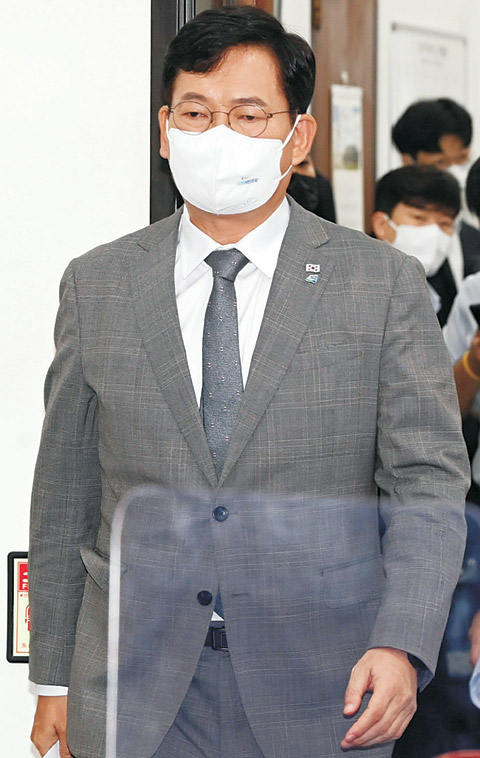 더불어민주당이 언론중재법 개정안을 30일 오후 국회 본회의에 상정할지 여부에 초미의 관심이 쏠리고 있는 가운데 송영길(맨 앞) 민주당 대표가 이날 오전 국회에서 열린 최고위원회의장으로 들어서고 있다.  김낙중 기자