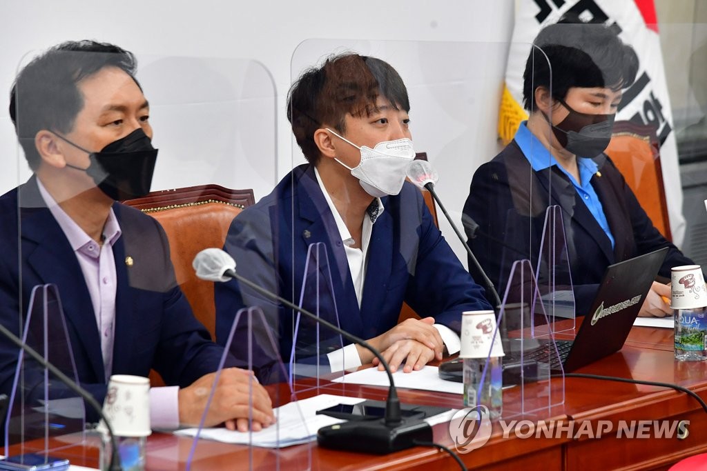 (서울=연합뉴스) 국민의힘 이준석 대표가 30일 오전 서울 여의도 국회에서 열린 최고위원회의에서 발언하고 있다.