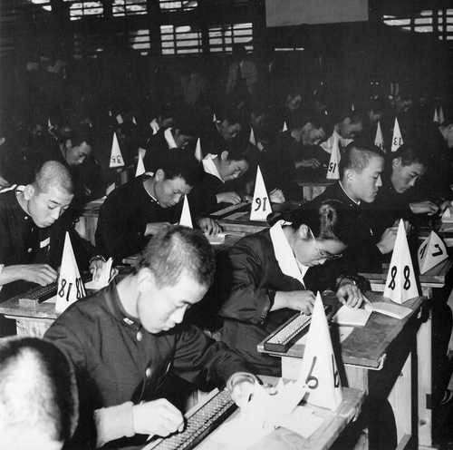 1953년 전국 학생 주산대회에 참가한 학생들이 진지한 표정으로 문제 풀기에 열중하고 있다.  연합뉴스