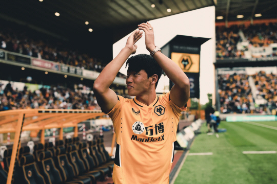 울버햄프턴의 황희찬이 30일 오전(한국시간) 울버햄프턴의 몰리뉴 스타디움에서 홈팬들에게 첫인사를 하고 있다.  울버햄프턴 원더러스 SNS