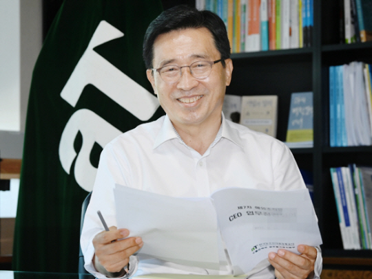 김춘진 한국농수산유통공사(aT) 사장은 취임 이후 추진한 환경·사회·지배구조(ESG) 경영으로의 전환에 대해 “안정적 먹거리 수급이라는 회사의 정체성과 직결된 문제”라고 강조했다.  신창섭 기자