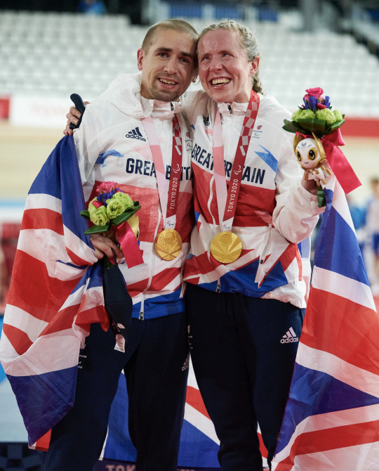 28일 도쿄패럴림픽에서 동반 금메달을 차지한 닐-로라 패시 부부.  로라 패시 SNS