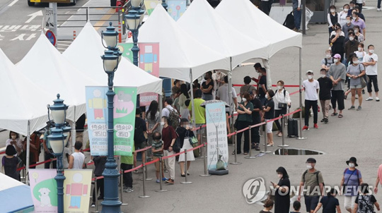 (서울=연합뉴스)  29일 서울역 광장에 마련된 코로나19 선별검사소에 시민들이 검사를 받기 위해 줄을 서 있다. 이날 신규 확진자 수는 1천600명대 초반을 기록했다. 2021.8.29