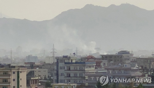 29일 카불서 폭발음 후 피어오르는 연기 [EPA=연합뉴스]