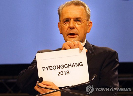 2011년 남아공 더반에서 열린 IOC 총회에서 2018년 동계올림픽 개최지로 평창이 선정됐음을 발표하는 로게 전 위원장. [EPA=연합뉴스]