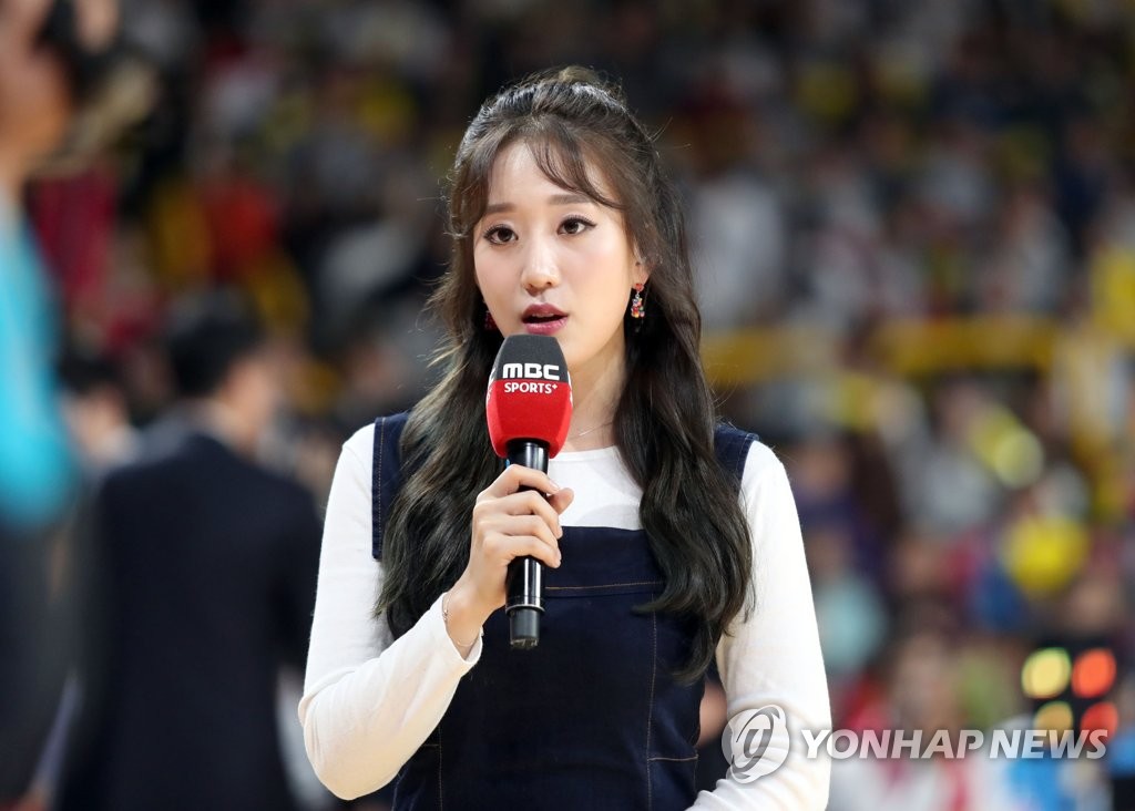 2017년 농구경기 중계하는 박신영씨[연합뉴스 자료사진]