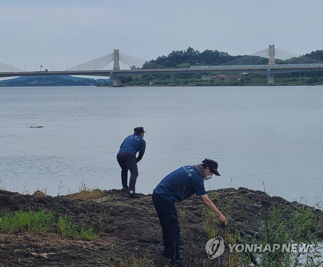 (영암=연합뉴스) 30일 전남 영암 일대에서 경찰관들이 실종된 30대 여성의 시신을 수색하고 있다. 경찰은 무안의 한 숙박업소에서 이 여성을 살해하고 유기한 혐의로 지난 24일 60대 A씨를 긴급 체포했다. 2021.8.30 [전북경찰청 제공. 재판매 및 DB 금지]