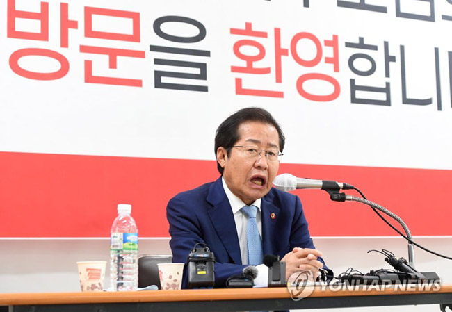 (제주=연합뉴스) 박지호 기자 = 국민의힘 홍준표 대선 예비후보가 30일 오후 제주시 연동 국민의힘 제주도당에서 기자간담회를 하고 있다. 2021.8.30