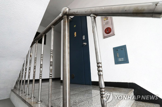 (서울=연합뉴스) 이정훈 기자 = 전자발찌를 끊고 살인 행각을 벌인 강모씨의 송파구 거주지. 강씨는 지난 27일 전자발찌를 끊고 도주 전후 여성 2명을 살해한 뒤 이틀 만에 자수했다.법무부는 30일 전자발찌의 훼손을 막기 위해 현재보다 더 견고한 재질로 전자발찌를 제작하기로 했다고 밝혔다. 2021.8.30
