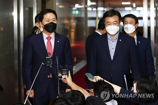 (서울=연합뉴스) 하사헌 기자 = 국민의힘 김기현 원내대표(왼쪽)와 더불어민주당 윤호중 원내대표(오른쪽)가 30일 오후 국회 의장실에서 회동을 마친 뒤 나와 취재진 질문에 답하고 있다. 두 원내대표는 ‘언론중재법’ 본회의 상정과 관련해 협의점을 찾지못해 오후 9시에 다시 회동하겠다는 입장을 밝혔다. 2021.8.30