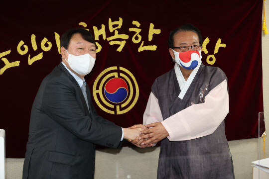 국민의힘 대선주자인 윤석열(왼쪽) 전 검찰총장이 1일 오전 서울 용산구 대한노인회를 방문해 김호일 회장과 악수를 하고 있다. 국회사진기자단