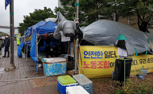 1일 오전 민주노총 소속 조합원들이 충남 당진시 현대제철 당진제철소 통제센터 건물 주변에 텐트를 설치해 점거 농성을 하고 있다.