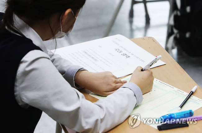 (수원=연합뉴스) 홍기원 기자 = 2022학년도 대학수학능력시험 9월 모의평가가 실시된 1일 오전 경기도 수원시 조원고등학교 3학년 교실에서 학생이 시험 시작을 기다리고 있다. 2021.9.1