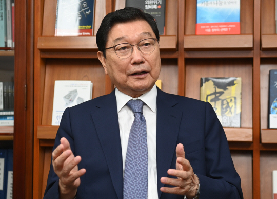 정덕구 니어재단 이사장이 1일 서울 강남구 역삼동 니어재단 사무실에서 가진 문화일보와의 인터뷰에서 중국의 확장 정책에 대응해 한국이 취해야 할 극중(克中) 비책에 대해 이야기하고 있다.