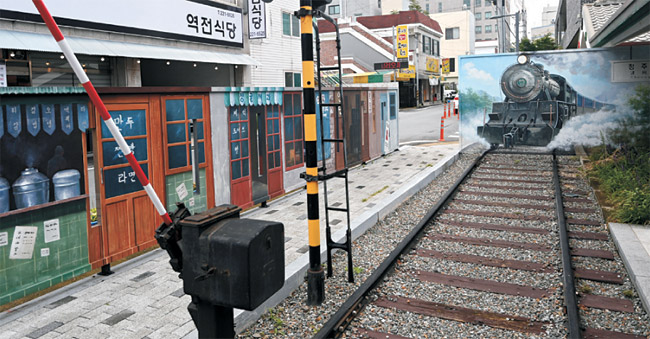 청주역사전시관에 재현해 놓은 옛 청주역 철길. 여기에 어울리도록 식당도 세트장처럼 꾸몄다.