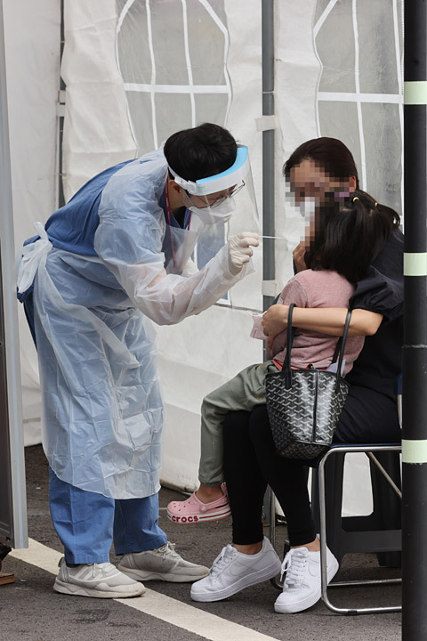 보건의료노조와 정부의 밤샘 협상 타결로 가까스로 파업이 멈춰진 2일 오전 의료진이 서울 국립중앙의료원 선별진료소에서 코로나19 검체 검사를 하고 있다.  연합뉴스