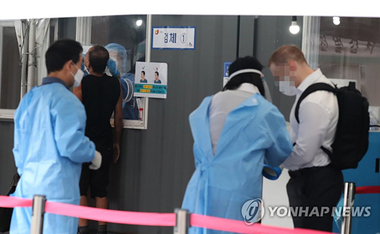 (서울=연합뉴스) 1일 서울역 임시선별검사소에서 의료진이 검사 안내를 하고 있다. 2021.9.1