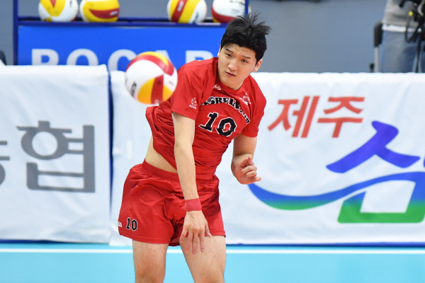 V리그 남자부 대한항공 점보스의 정지석은 최근 전 여자친구라고 주장하는 여성에게 데이트 폭력 및 불법 촬영 혐의로 고소가 접수돼 경찰 조사를 받았다.  한국배구연맹 제공