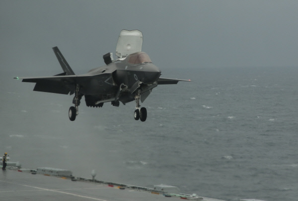 수직이착륙 스텔스전투기 F-35B가 영국 최신 항모 퀸 엘리자베스호 갑판에 수직으로 착륙하는 모습. 디펜스 타임즈 제공
