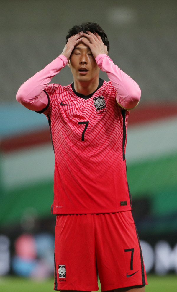 한국 축구대표팀의 주장 손흥민이 2일 서울월드컵경기장에서 열린 2022 카타르월드컵 아시아 최종예선 1차전에서 머리를 잡고 아쉬움을 드러내고 있다. 연합뉴스