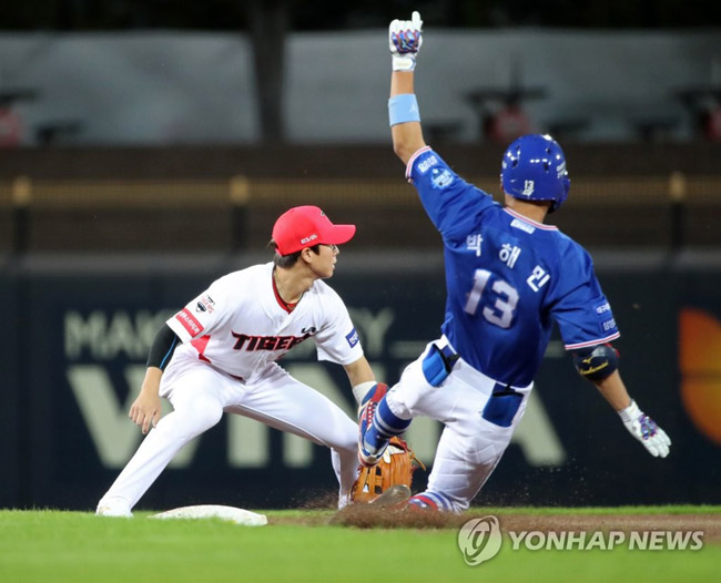 (광주=연합뉴스) 조남수 기자 = 3일 광주-기아챔피언스필드에서 열린 2021 프로야구 삼성 라이온즈와 KIA 타이거즈의 경기. 삼성 4회초 1사 2루에서 1번타자 박해민이 우중간으로 1타점 타구를 날린 뒤 KIA 박찬호의 포구에 앞서 2루 베이스를 밟으며 2루타를 작성하고 있다. 2021.9.3