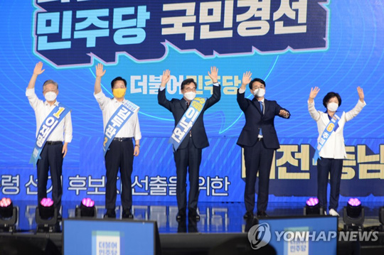 (대전=연합뉴스) 4일 오후 대전시 유성구 도룡동 대전컨벤션센터에서 열린 더불어민주당 대선 후보자 선출을 위한 대전·충남 합동연설회에서 후보자들이 기념촬영을 하고 있다. 왼쪽부터 이재명, 김두관, 이낙연, 박용진, 추미애 후보. 2021.9.4