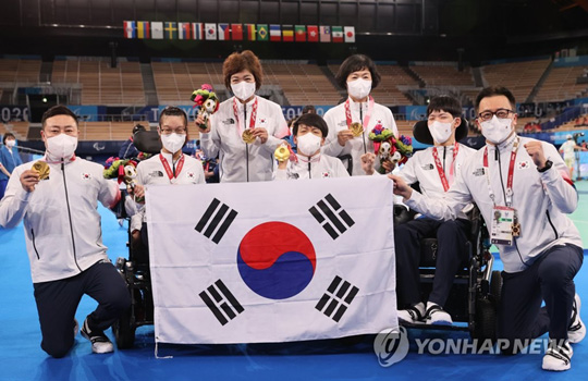 (도쿄=연합뉴스) 4일 오후 일본 도쿄 아리아케 체조경기장에서 열린 2020 도쿄 패럴림픽 보치아 페어(BC3) 시상식에서 금메달을 목에 건 대한민국 최예진, 정호원, 김한수가 태극기를 들고 포즈를 취하고 있다. 손으로 투구하기 어려운 사지마비 뇌성마비 장애인을 포함한 사지 마비 장애인이 출전하는 BC3 등급에서는 선수들이 홈통 등의 도구를 사용하며, 경기 파트너의 도움을 받는다. 김한수와 최예진은 어머니가, 정호원은 이문영 코치가 경기 파트너로 나섰다. 2021.9.4