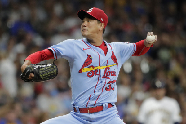 세인트루이스 카디널스의 김광현이 5일 오전(한국시간) 미국 위스콘신주 밀워키 아메리칸패밀리필드에서 열린 MLB 원정경기에서 1회 역투하고 있다. AP뉴시스