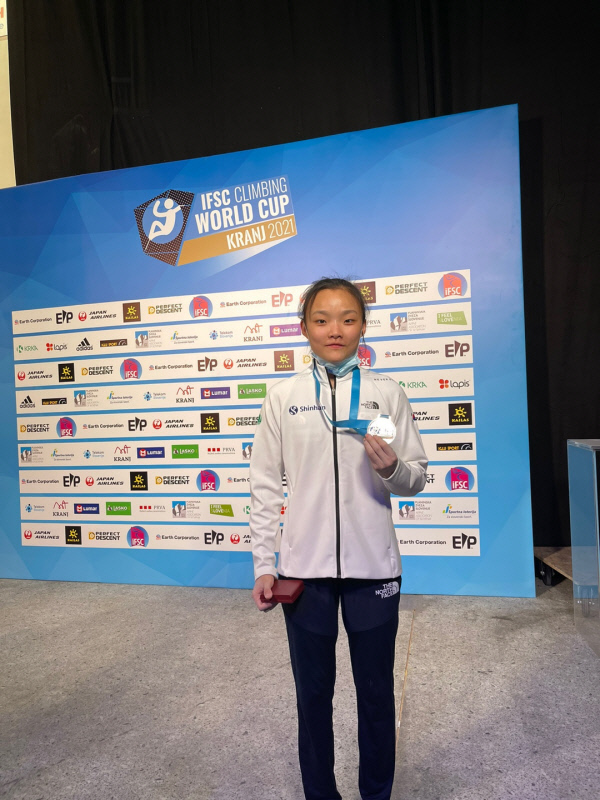 서채현이 5일 오전(한국시간) 슬로베니아 크란에서 열린 2021 IFSC 월드컵 8차 대회 리드 여자부 준우승을 차지한 후 은메달을 들고 포즈를 취하고 있다.  올댓스포츠 제공