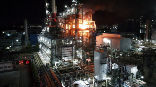 울산 효성화학 용연1공장에서 화재가 발생, 소방당국에 진화작업을 벌이고 있다. 울산소방본부제공