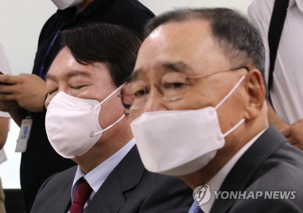 (서울=연합뉴스) 국민의힘 대권주자인 윤석열 전 검찰총장이 5일 서울 여의도 국민의힘 중앙당사에서 열린 공정경선 서약식 및 선관위원장 경선 후보자 간담회에서 눈을 감고 발언을 듣고 있다. 오른쪽은 정홍원 선관위원장. 2021.9.5