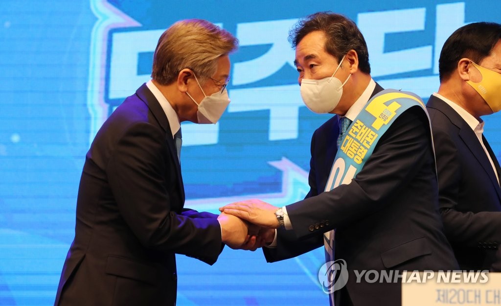 (청주=연합뉴스) ‘충북·세종 민주당 순회 경선’ 에서 1위를 차지한 더불어민주당 대권주자인 이재명 경기지사(왼쪽)가 5일 오후 충북 청주시 서원구 CJB컨벤션센터에서 이낙연 후보자와 인사하고 있다. 2021.9.5