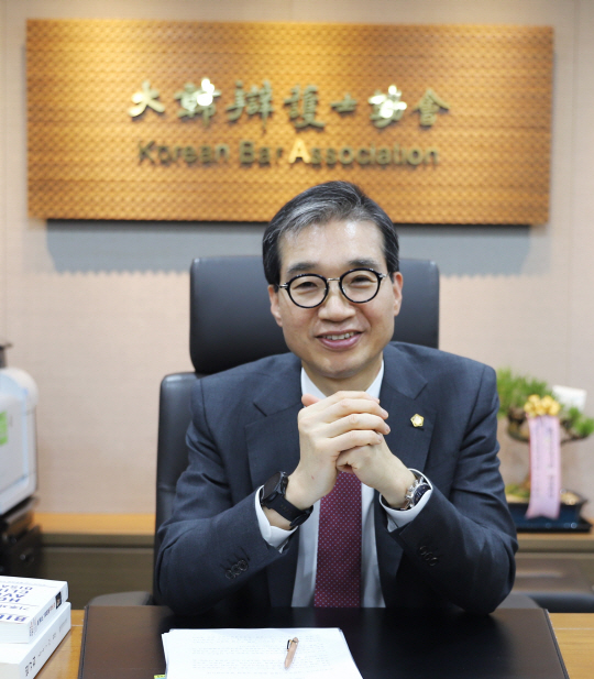 이종엽 대한변호사협회장이 6일 서울 강남구 대한변호사협회관 협회장 집무실에서 미소를 지어 보이고 있다. 이 협회장은 취임 이후 ‘직역 수호’는 물론 법조계 현안에도 적극적인 목소리를 내오고 있다.  대한변호사협회 제공
