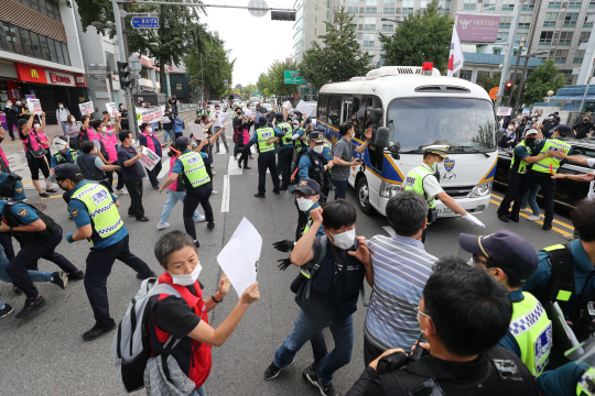 6일 오전 양경수 민주노총 위원장의 검찰 송치에 항의하는 민주노총 조합원들과 이를 막아서는 경찰이 뒤엉켜 서울 종로경찰서 앞이 아수라장이 되고 있다.   연합뉴스