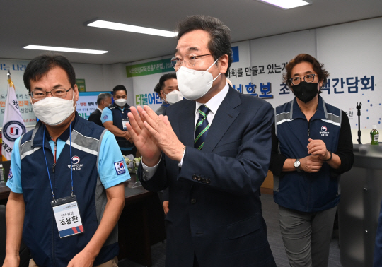더불어민주당 대선 주자인 이낙연 전 대표가 7일 오전 서울 마포구 국민재난안전총연합회에서 열린 정책 협약식을 마친 뒤 참석자들과 이야기를 나누고 있다.