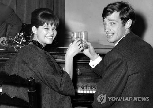 1960년 촬영한 장폴 벨몽도(오른쪽)[AP=연합뉴스 자료사진]
