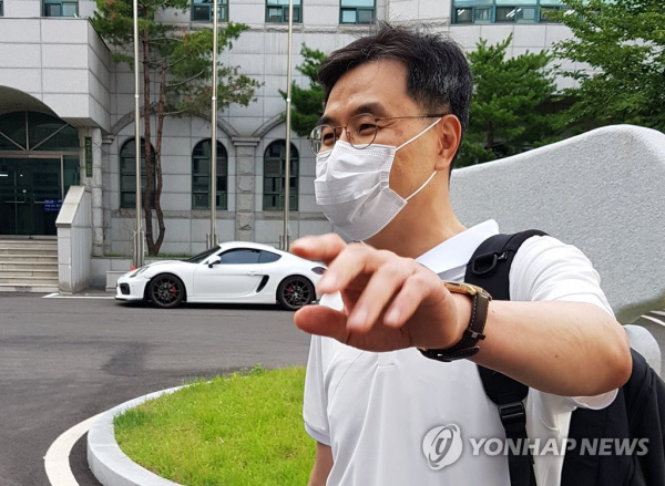성추행 피해 공군 부사관 사망 사건과 관련해 초동 부실 수사 책임자로 지목된 전익수 공군본부 법무실장이 조사를 받기 위해 지난 7월 14일 서울 용산 국방부 검찰단에 출석하는 모습. 연합뉴스