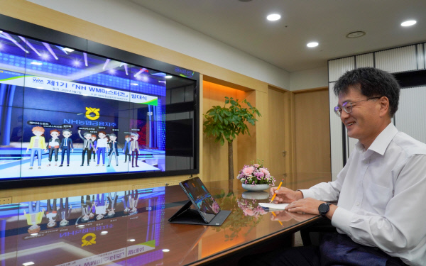 손병환 농협금융지주 회장이 7일 태블릿 PC와 대형 스크린을 통해 메타버스를 활용한 제1기 「NH WM마스터즈」발대식에 참여하고 있다.
