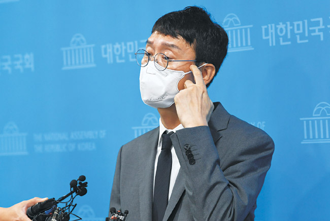 김웅 국민의힘 의원이 8일 오전 국회에서 가진 기자회견을 통해 윤석열 전 검찰총장이 지난해 4월 재직 당시 검찰이 여권 인사에 대한 고발장을 자신에게 보냈다는 ‘고발 사주’ 의혹에 대한 입장을 밝힌 뒤 기자들의 질문에 답하고 있다. 국회사진기자단