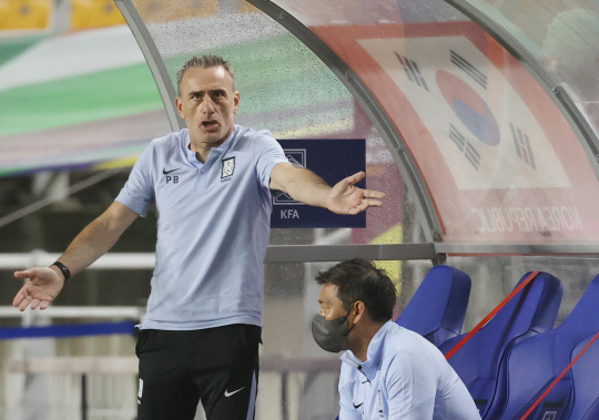 파울루 벤투 축구대표팀 감독이 7일 수원월드컵경기장에서 열린 2022 카타르월드컵 아시아 최종예선 2차전에서 심판의 판정에 불만을 표시하고 있다.  연합뉴스