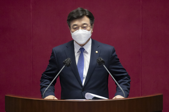 윤호중 더불어민주당 원내대표가 8일 오전 국회에서 원내 교섭단체 대표연설을 하고 있다.  국회사진기자단