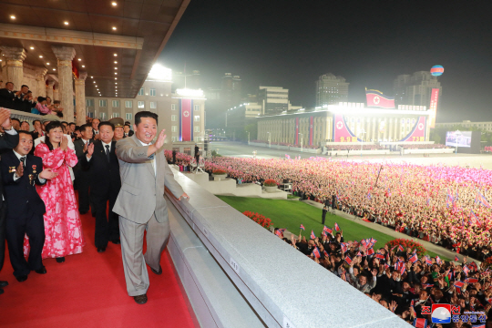 김정은 북한 국무위원장이 9일 0시부터 평양 김일성광장에서 열린 정권수립(9·9절) 73주년 경축 민간 및 안전무력 열병식에 참석해 참가자들에게 손을 흔들고 있는 모습을 조선중앙통신이 보도했다. 연합뉴스