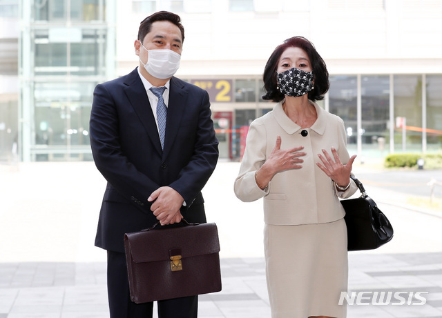 [서울=뉴시스]이재명 경기도지사를 상대로 3억원의 손해배상 청구 소송을 제기한 배우 김부선(오른쪽)과 강용석 변호사가 지난 4월21일 오후 서울 송파구 서울동부지방법원에서 열린 첫 재판에 출석하며 발언을 하고 있다. 2021.04.21.