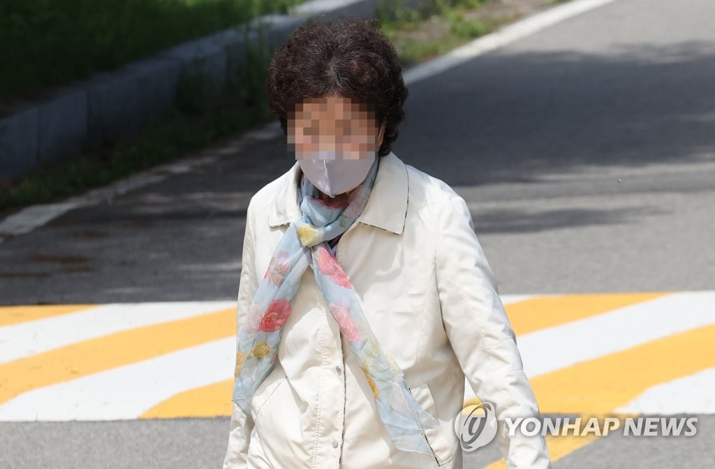 (의왕=연합뉴스) 김인철 기자 = 요양병원 불법 개설과 요양급여 부정 수급 혐의로 1심에서 실형을 선고받고 구속됐던 윤석열 전 검찰총장의 장모 최모 씨가 9일 오후 보석으로 석방돼 서울구치소를 나서고 있다. 2021.9.9