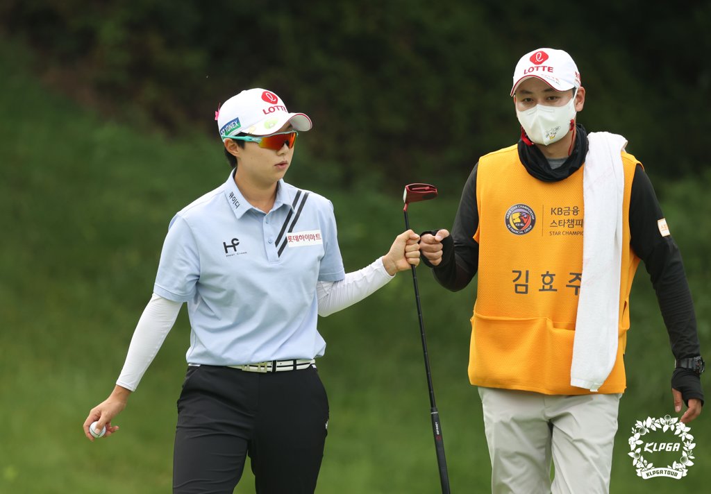 (서울=연합뉴스) 9일 경기도 이천 블랙스톤이천CC에서 열린 한국여자프로골프(KLPGA) 투어 KB금융 스타챔피언십 1라운드 4번 홀에서 김효주가 버디 후 세리머니 하고 있다. 2021.9.9[KLPGA 제공. 재판매 및 DB 금지]