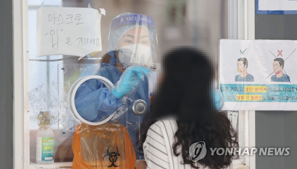 (서울=연합뉴스) 9일 서울역 광장에 마련된 신종 코로나바이러스 감염증(코로나19) 임시 선별검사소에서 의료진이 검체를 채취하고 있다.